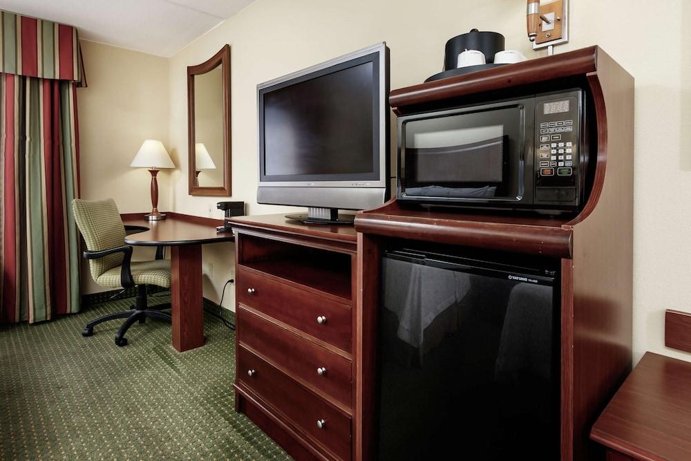 Hampton Inn & Suites Наварр Экстерьер фото