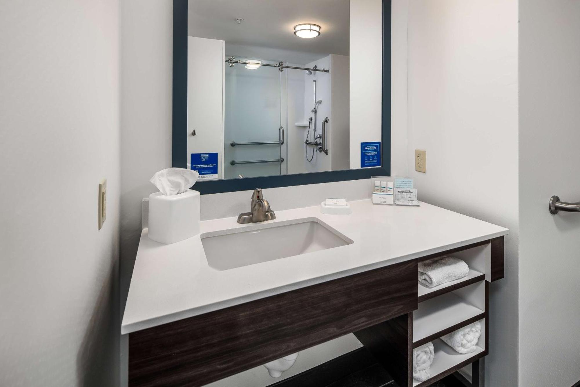 Hampton Inn & Suites Наварр Экстерьер фото