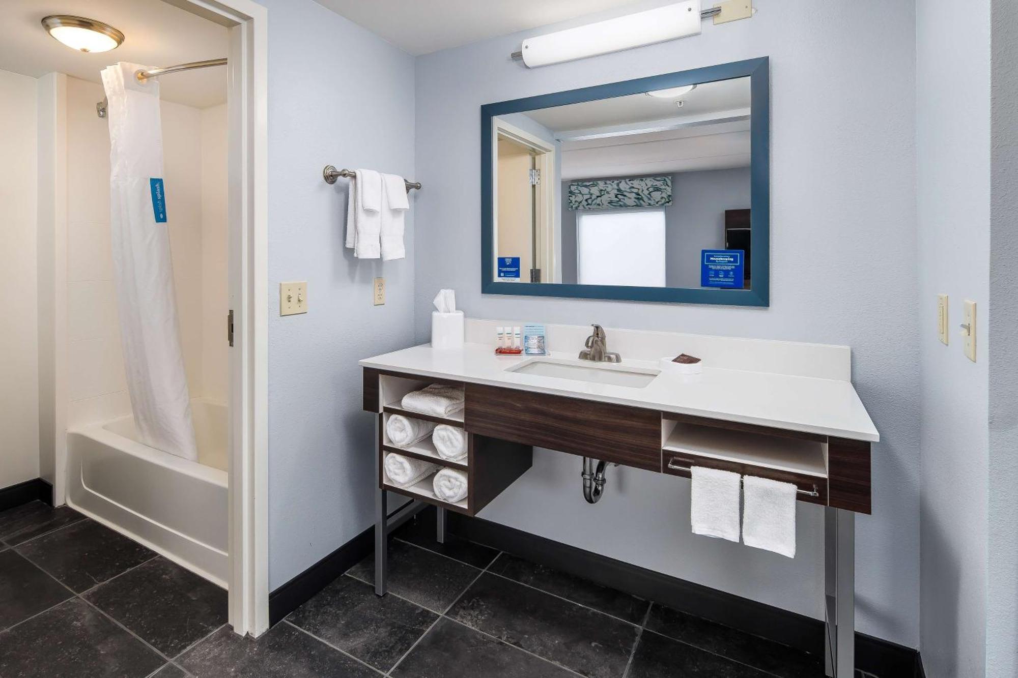 Hampton Inn & Suites Наварр Экстерьер фото