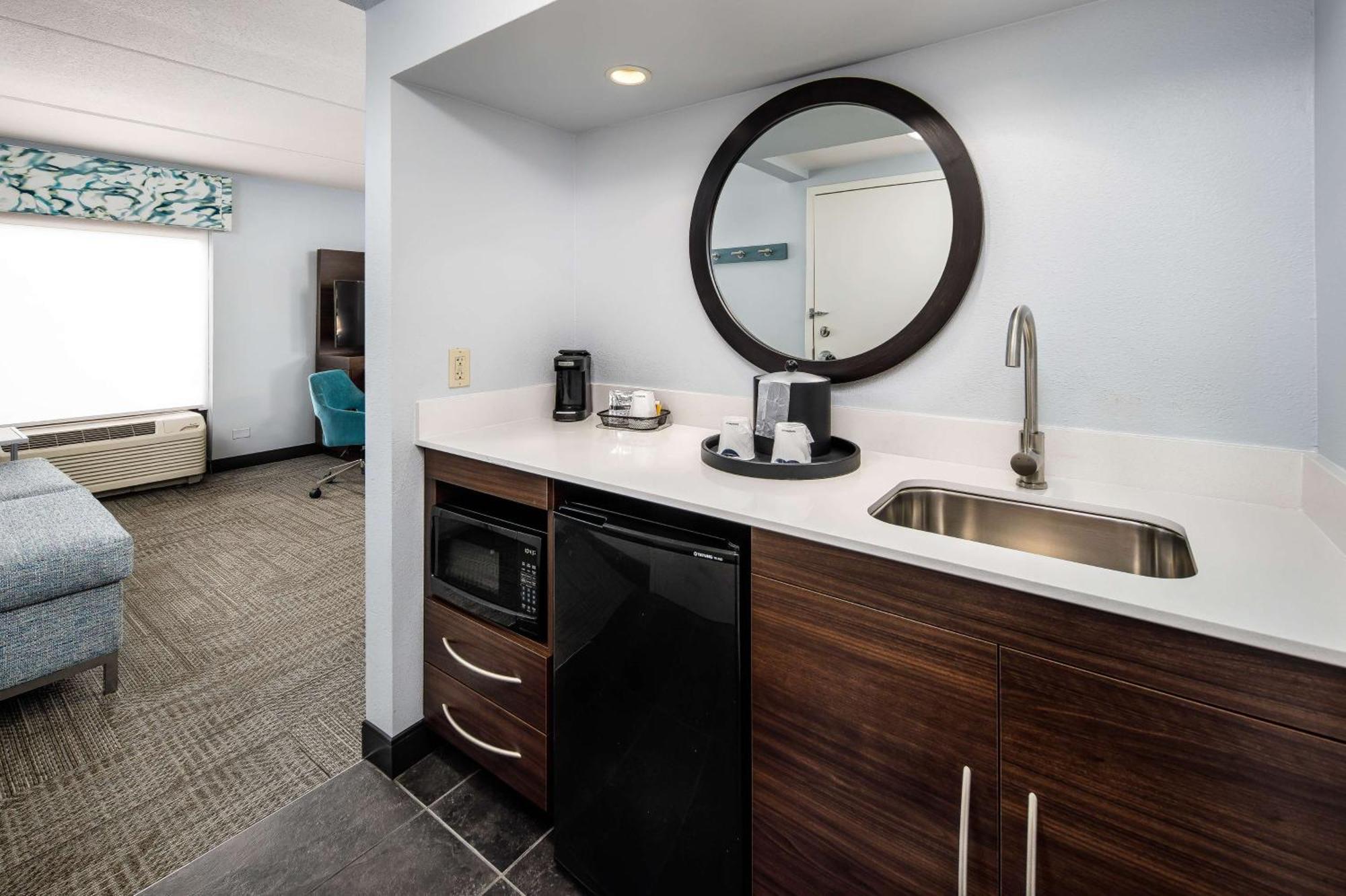 Hampton Inn & Suites Наварр Экстерьер фото